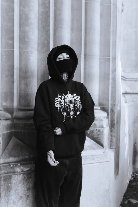 Foto modelo morgue planet con sudadera Redemption