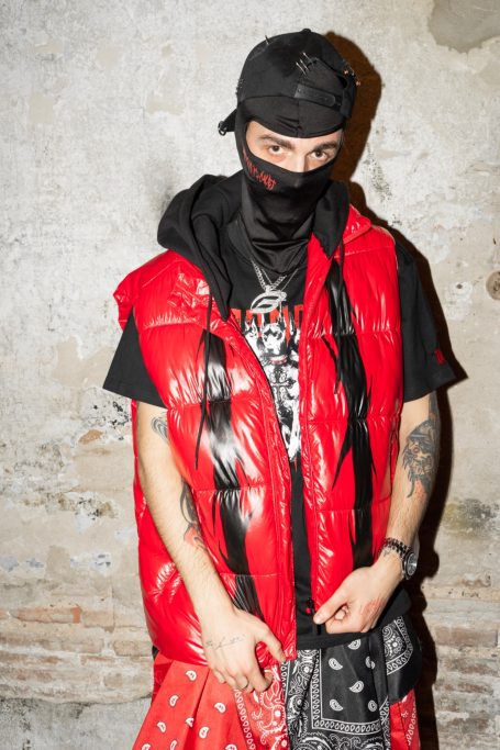 Modelo con pasamontañas y gorra 1 de 1 con chaleco rojo Morgue Planet con espinas pintadas a mano.