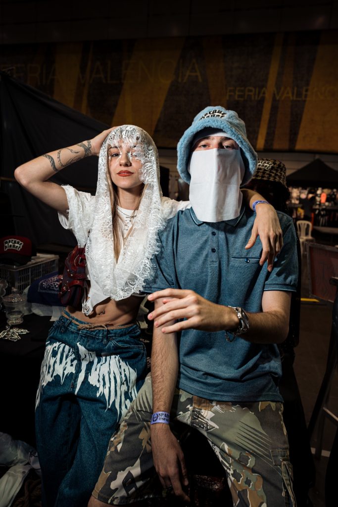 Una pareja con ropa creativa, uno lleva un pañuelo y el otro una camiseta azul.