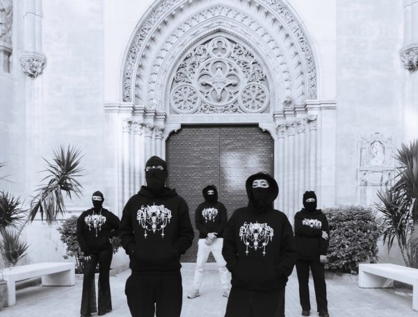 Foto grupal modelos morgue planet con iglesia cristiana católica de fondo
