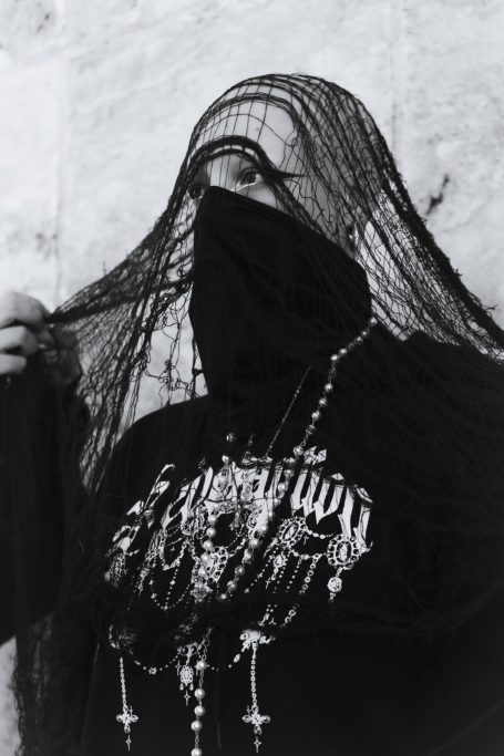 Foto editorial modelo morgue planet estilo Rick Owen’s 