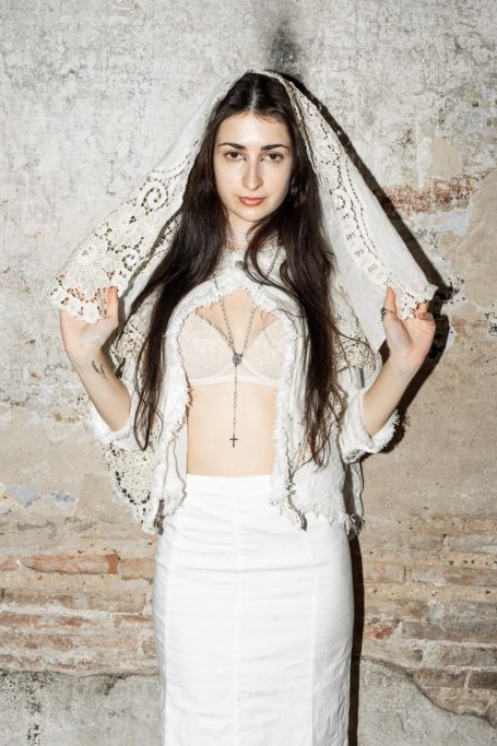 Virgen de Luz Morgue Planet con conjunto de dos piezas con chaqueta de manteleta fallera.